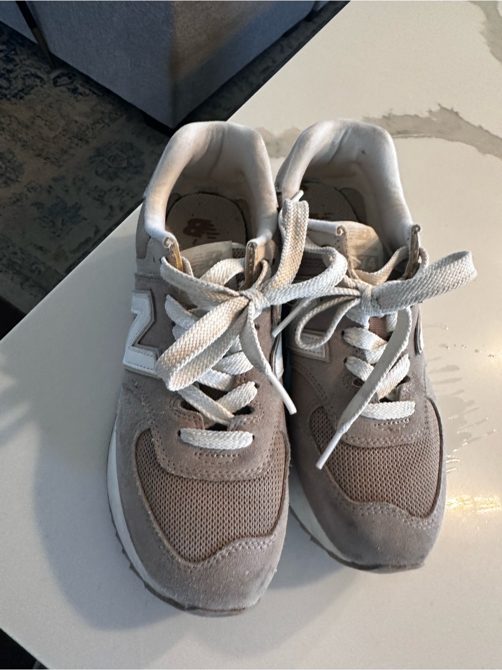 New Balance women Grey and White Classic Sneaker - Picture 4 of 11